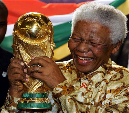 Nelson Mandela con la Copa del Mundo